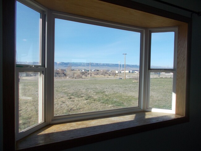 Building Photo - Eastside Rural One Level