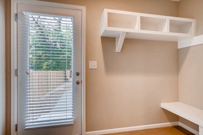 Building Photo - Spacious 5 BED Home for Lease