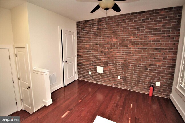 Building Photo - 604 Regent Pl NE