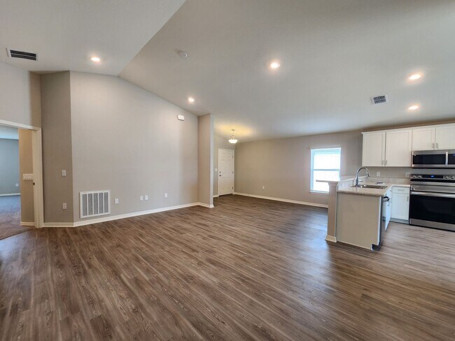 Foto del edificio - LIKE NEW!!! 4-Bedroom, 2-Bathroom in Villamar Winter Haven