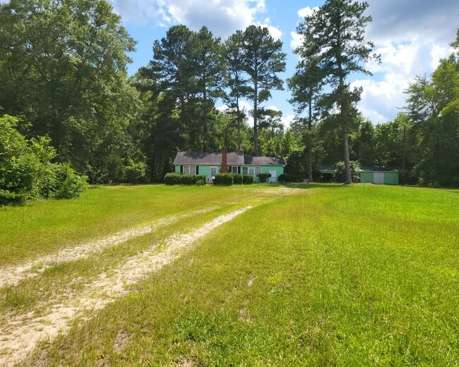 Building Photo - Quiet Country Living
