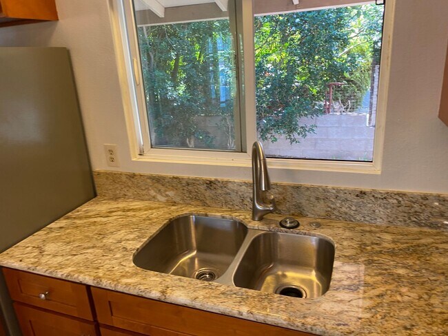Foto del edificio - 10 Hoonani 2 bedroom, 1 3/4 bathroom unfur...