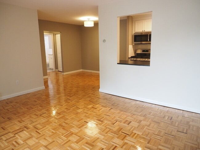 Foto del edificio - 10 Longwood Dr
