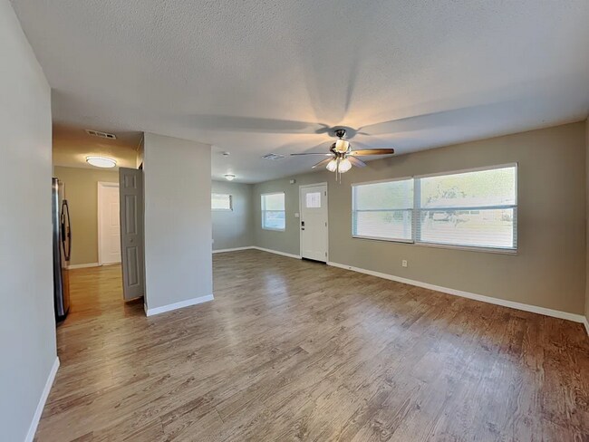 Foto del edificio - 4113 Lake Lawne Ave