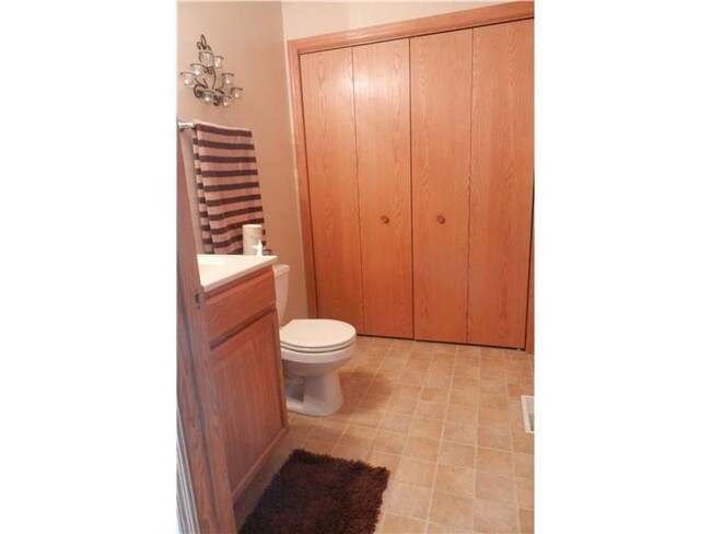 Building Photo - Clean Townhouse Near Edgewood and HWY 30