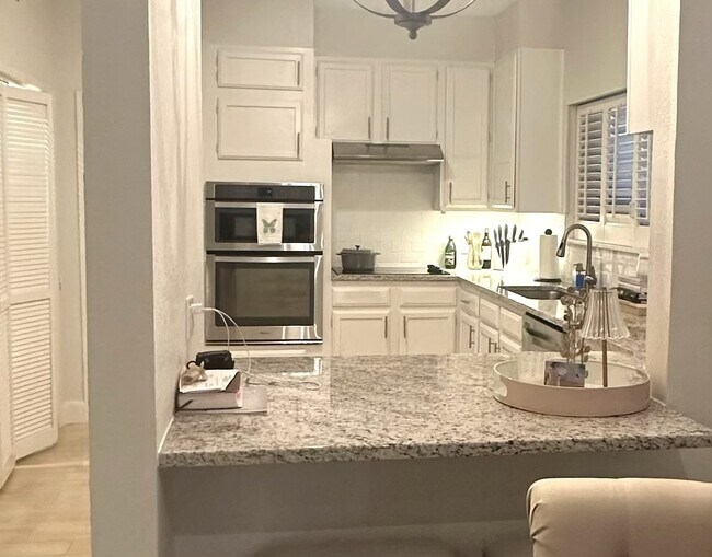 Cocina luminosa con encimeras de granito. - 8103 N New Braunfels Ave #5