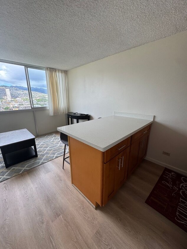 Foto principal - 1 Bed 1 Bath renovated with parking at Alo...