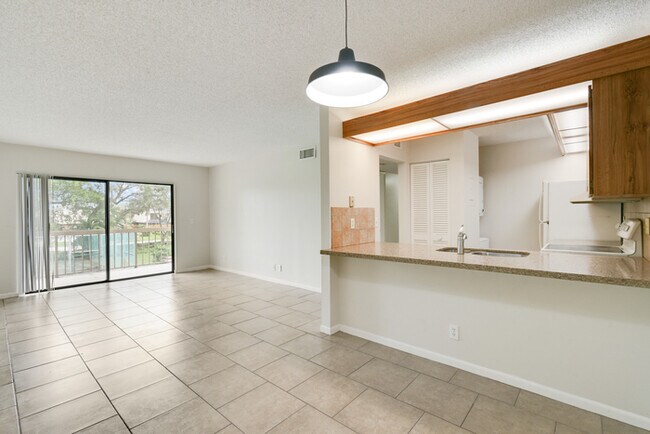 Foto del edificio - FREE JANUARY RENT - 2/2 Condo in Palm Beac...
