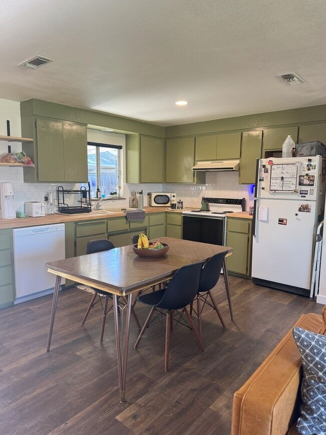 Building Photo - 2 bedroom, 1 bath single-family with 2 car...