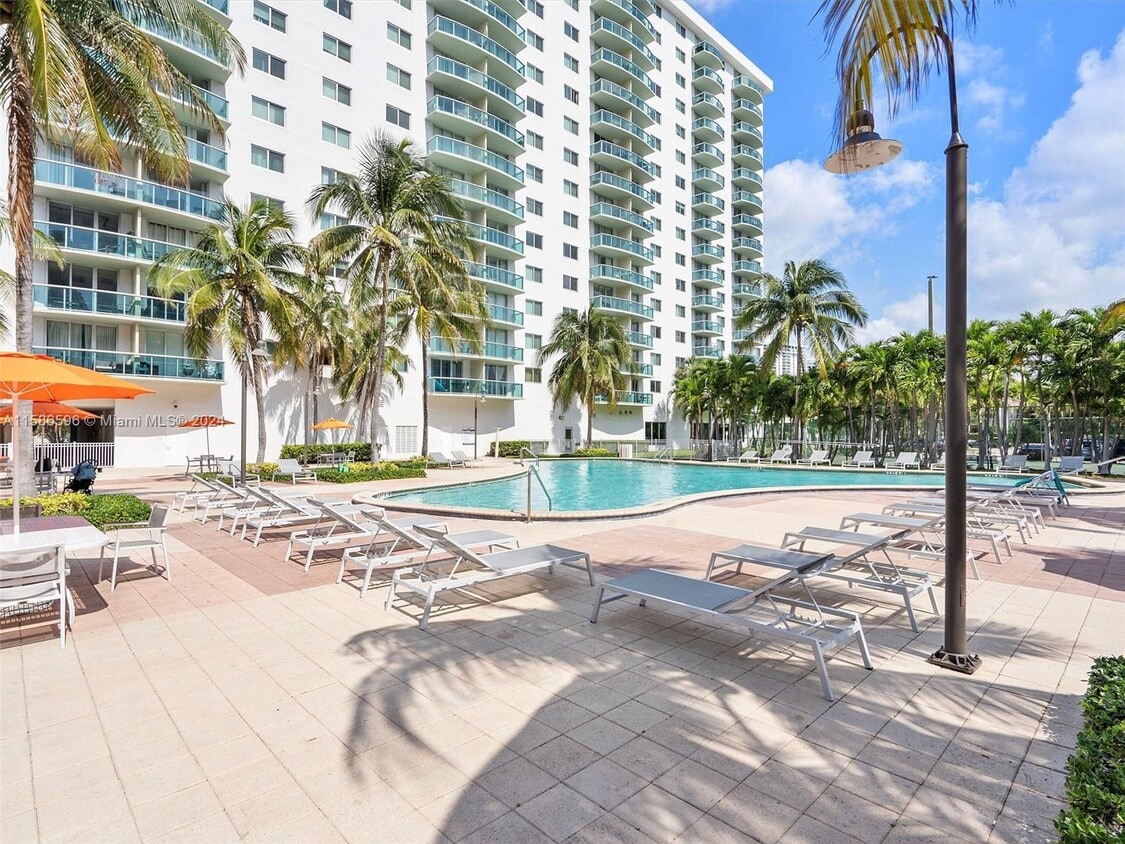 Primary Photo - 19380 Collins Ave