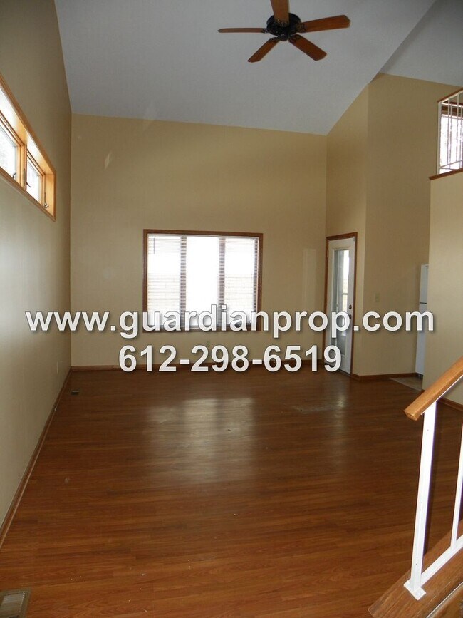 Foto del edificio - End Unit Townhouse Available June 1st, Vaulted Ceilings, Large Patio, Loft Area