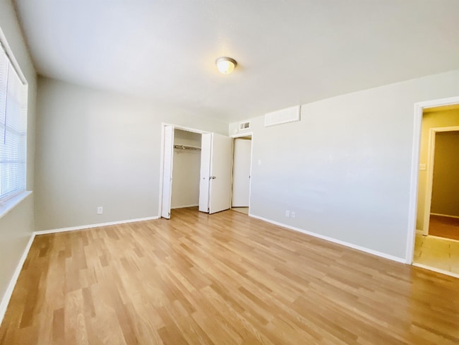Foto del edificio - 3807 Englewood Cir