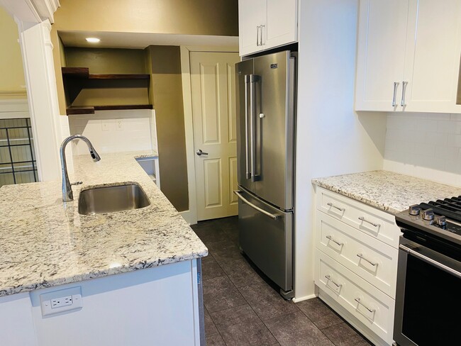 Open concept kitchen with granite counters - 300 S Aiken Ave