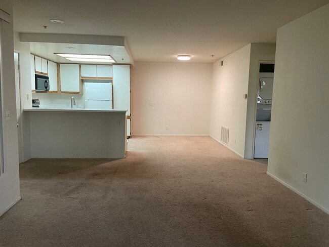 La cocina está abierta al salón - 2800 Keller Dr