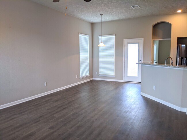Building Photo - Available for JUNE 2025 Move-in! Wonderful...