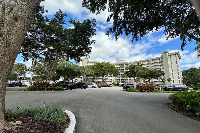 Building Photo - 3051 N Course Dr