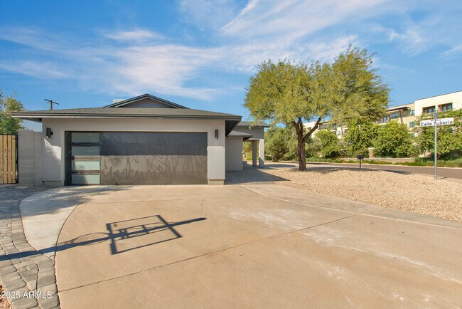 Foto del edificio - 4241 E Calle Tuberia