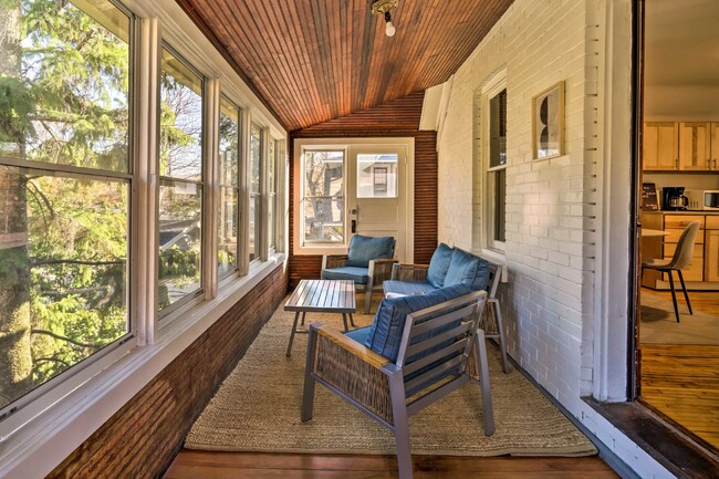 Building Photo - Charming Upper Level Duplex