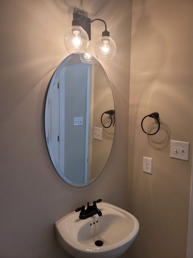 Building Photo - Beautiful 2 Story Home Located Outside of Fayetteville and Fort Bragg!