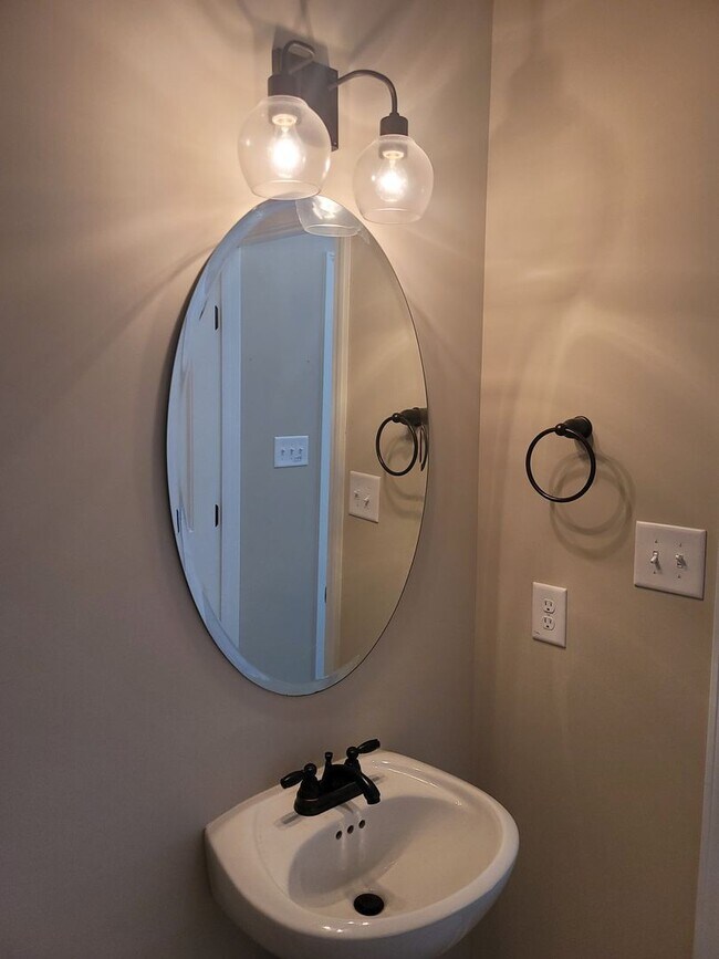 Foto del edificio - Beautiful 2 Story Home Located Outside of Fayetteville and Fort Bragg!