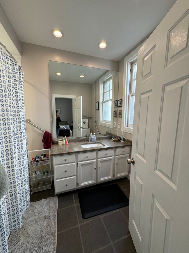 Baño - 29 S State St