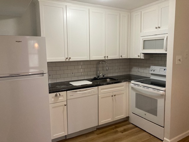 Fully Ugraded and renovated kitchen with new appliances and granite countertop - 1 Wexford Dr