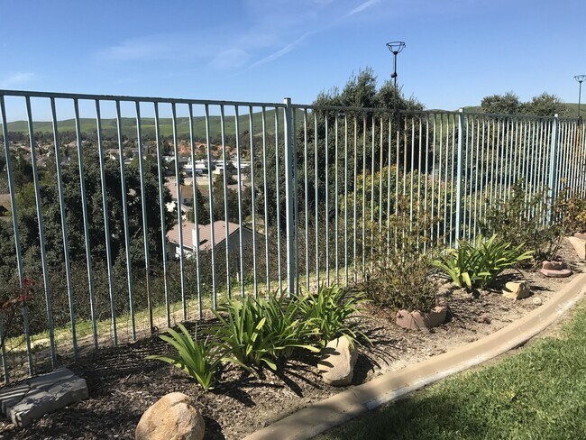 Building Photo - 4 Bedroom Remodeled Oceanside Home with Am...