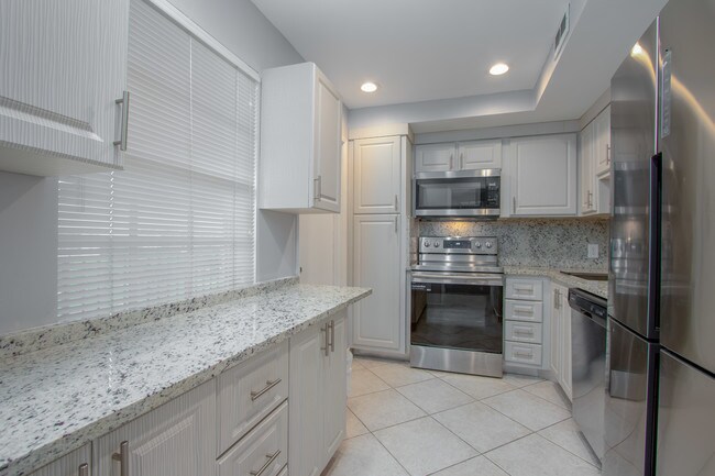 Building Photo - 3300 N Palm Aire Dr