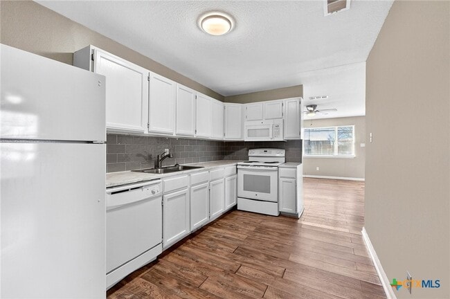 Building Photo - 905 Parmer Ave