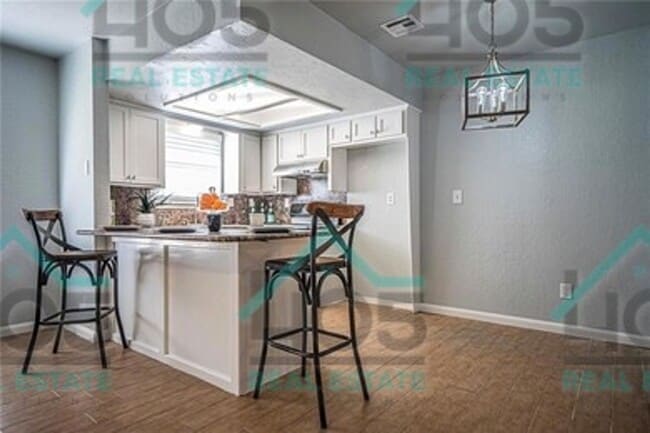 Building Photo - 4508 S Robinson Ave