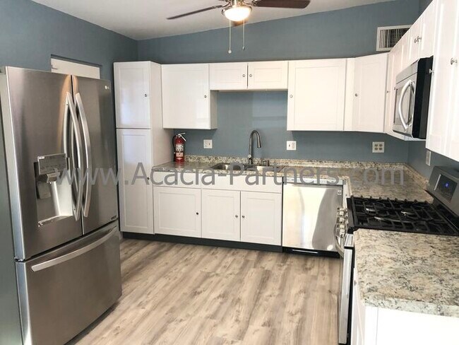 Building Photo - Three Bedroom/Two Bath Home