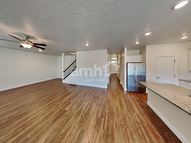 Building Photo - 996 W 800 S