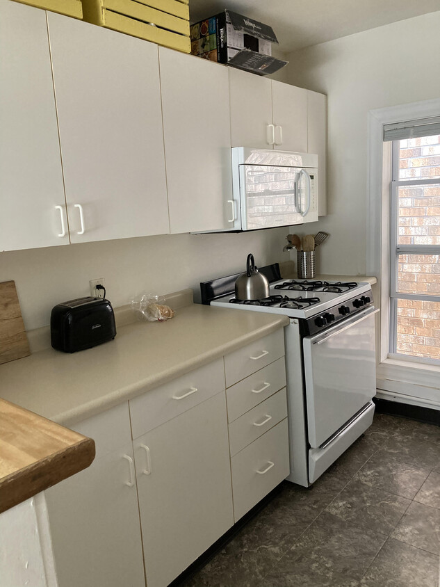 Spacious Kitchen - 423 W Doty St