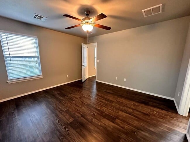 Building Photo - Charming 3-Bed Home w/ 2-Car Garage – Pet-Friendly