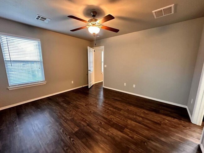 Foto del edificio - Charming 3-Bed Home w/ 2-Car Garage – Pet-Friendly