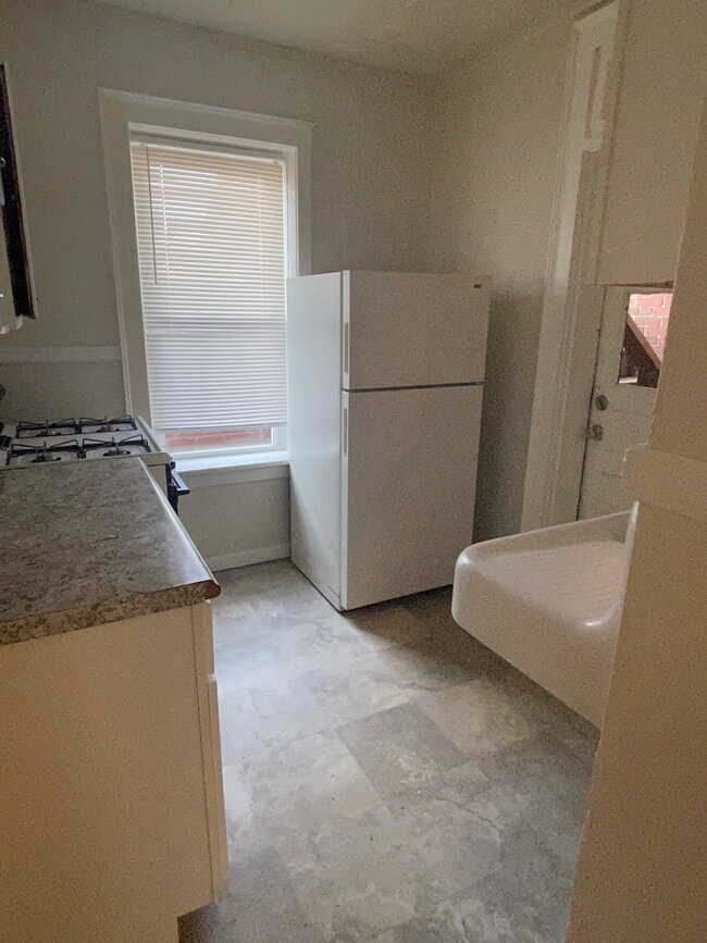 Kitchen 2 - 3885 Meramec Street