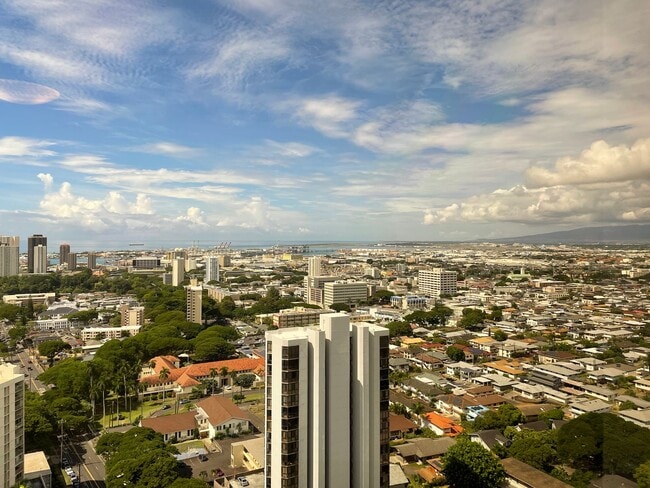 Foto del edificio - 25th Floor Craigside Unit with Downtown & Ewa Views.