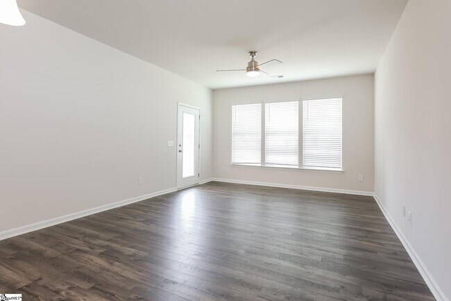 Building Photo - 533 Hillpark Ln