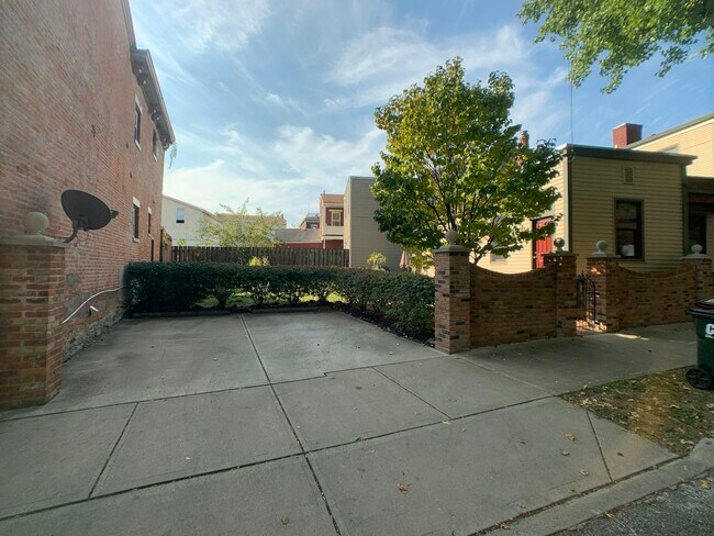 Photo - 802 Main St Townhome