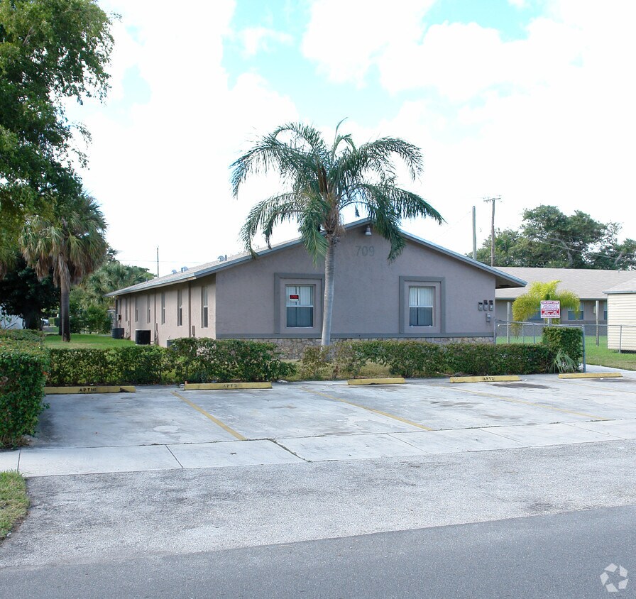 Primary Photo - 709 NW 7th Ter