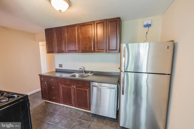 Building Photo - 3331 Huntley Square Dr