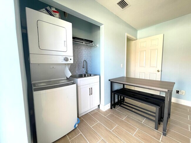 Foto del edificio - 5753 SE Mercedes Ave