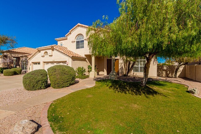 Foto del edificio - Gorgeous, 5 bedroom home with 3-Car Garage...