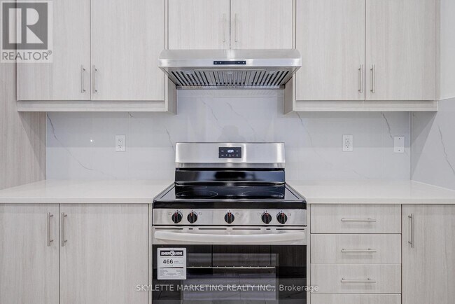 Photo du bâtiment - 3298 Azam Wy