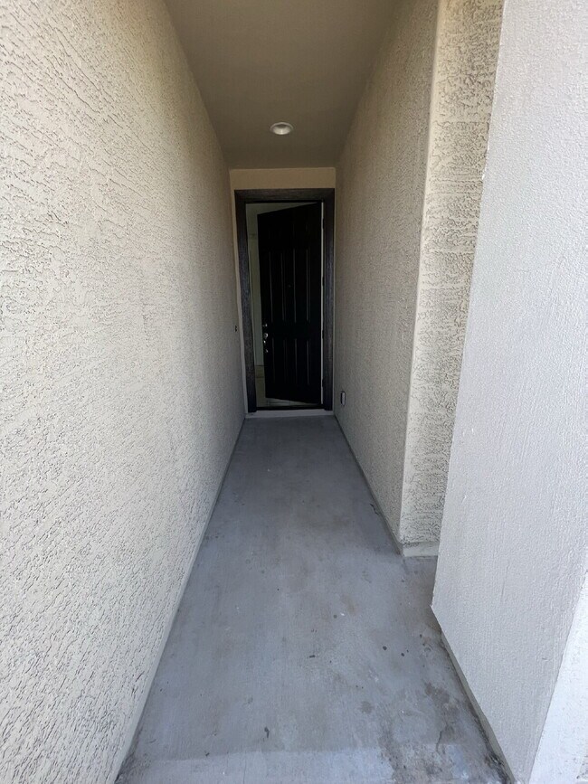 Foto del edificio - 4 BEDROOM RENTAL WITH 3 CAR GARAGE IN LOS PORTALES CASA GRANDE ARIZONA