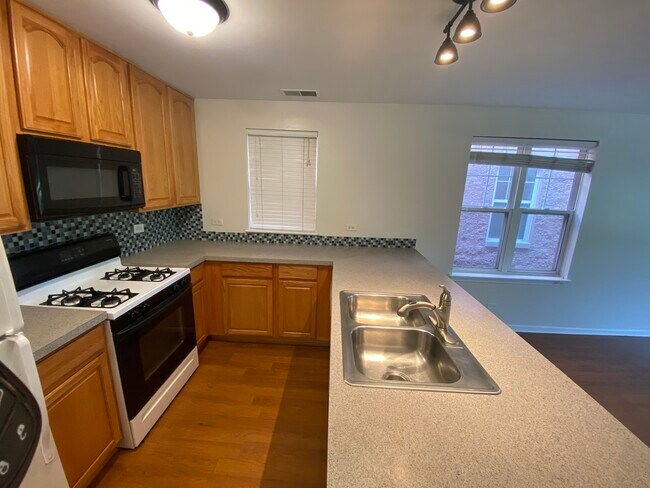 Foto del edificio - 659 W Division St