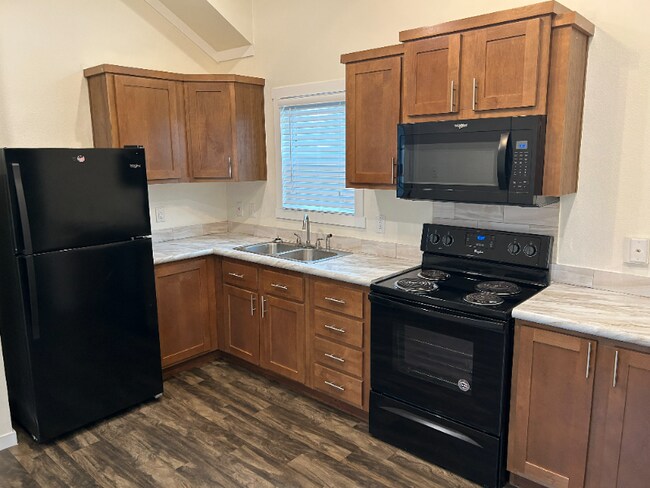 Foto del edificio - 5215 Crestway Rd