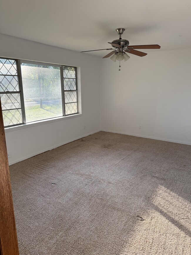 Building Photo - 915 N Spring St