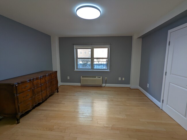 Bedroom - 70 S Munn Ave