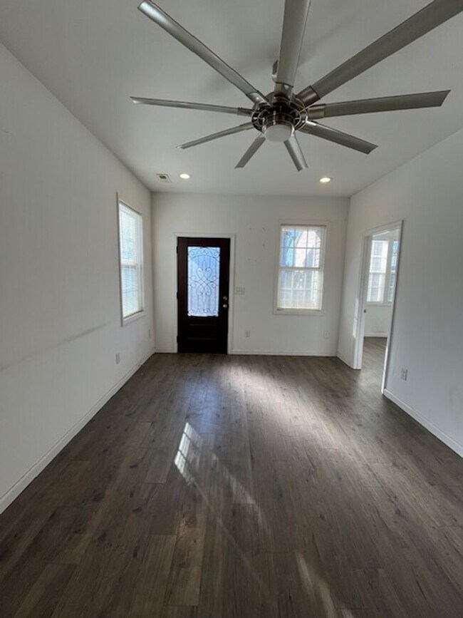 Foto del edificio - 3 bedroom, 2 bathroom built in 2020 near downtown!